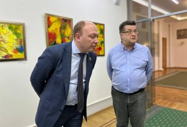 The exhibition was held within the framework of the project of the Regional Branch of TSHR for the Nizhny Novgorod Region “Rod. Homeland. People". Why is it important - expert opinion Studying folk arts and crafts reveals a colorful world created by generations of craftsmen. One of the most common techniques of decorative creativity is painting. Oleg Kumagin created paintings on the theme of folk paintings in an abstract style, connecting them with the history and traditions of the peoples of Russia, with s