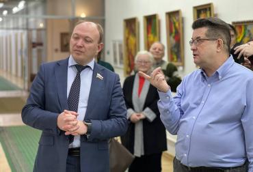 The exhibition was held within the framework of the project of the Regional Branch of TSHR for the Nizhny Novgorod Region “Rod. Homeland. People". Why is it important - expert opinion Studying folk arts and crafts reveals a colorful world created by generations of craftsmen. One of the most common techniques of decorative creativity is painting. Oleg Kumagin created paintings on the theme of folk paintings in an abstract style, connecting them with the history and traditions of the peoples of Russia, with s